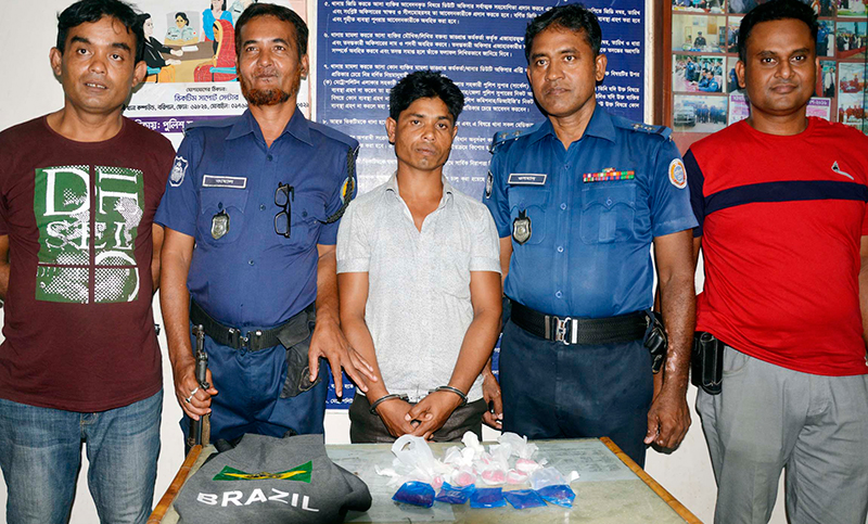 মঠবাড়িয়ায় এক হাজার পিস ইয়াবাসহ মাদক ব্যবসায়ী গ্রেপ্তার