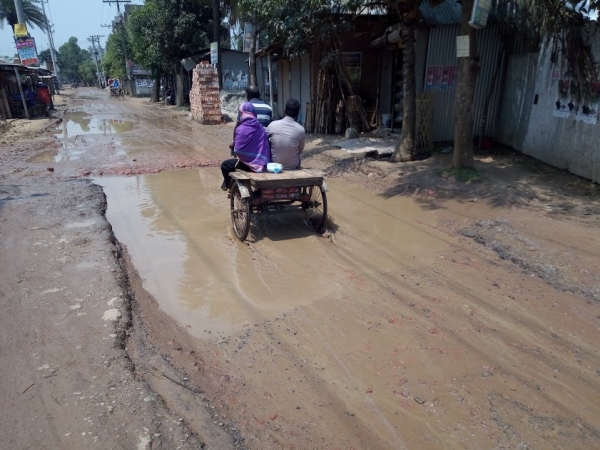 অল্প বৃষ্টিতেই চলাচলে অনুপযোগী হয়ে পড়ে সিডস্টোর-সখীপুর সড়ক