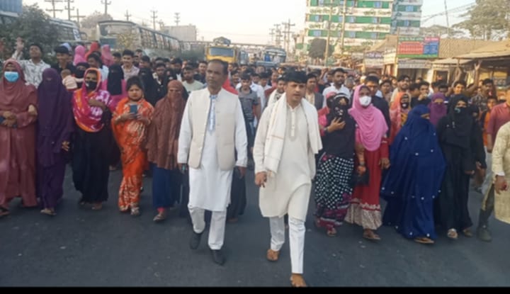 বহিষ্কারের প্রতিবাদে নয়নপুর বাজারে বিক্ষোভ মিছিল করেছে নেতাকর্মীরা।