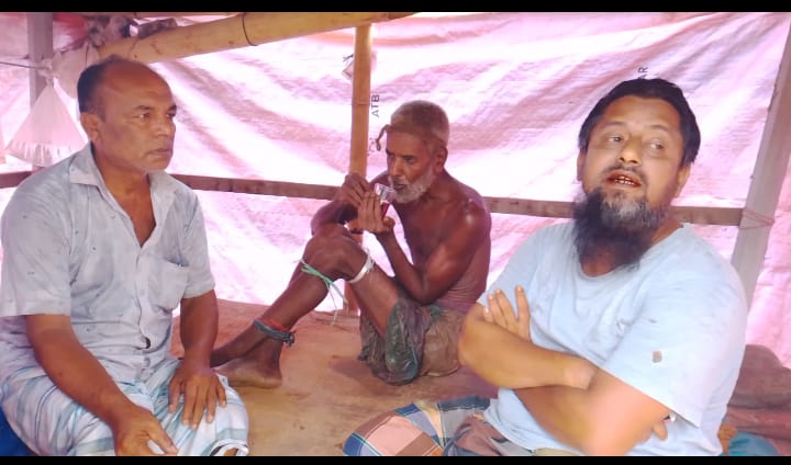 পাগলা থানায়, পাগলের সুখ মনে মনে গভীর রাতে জিকির করে।