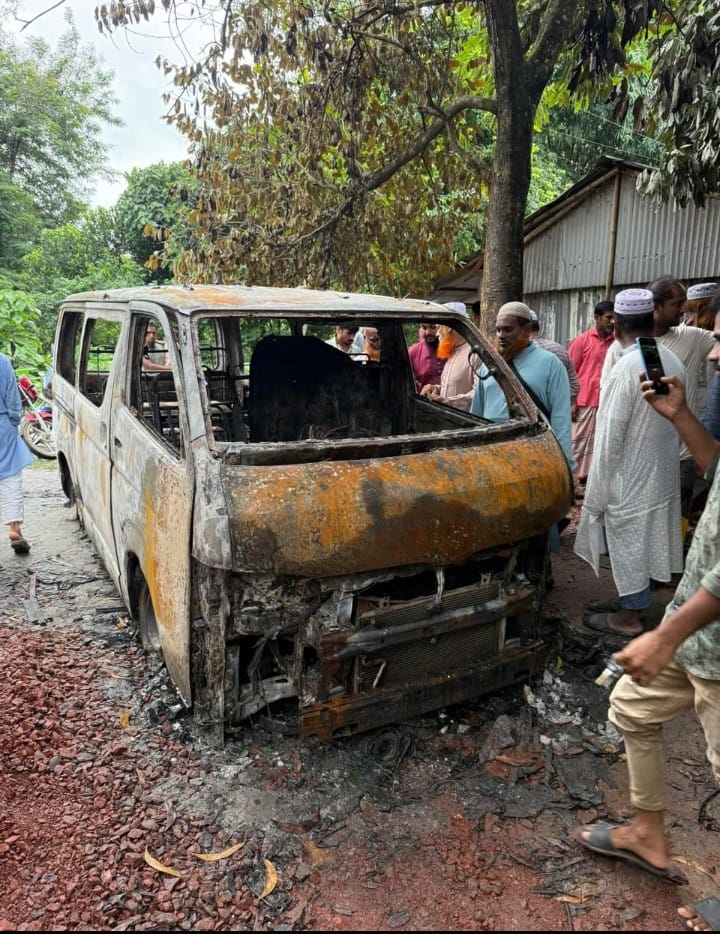 কাপাসিয়ায় রাতের আঁধারে দুর্বৃত্তরা পুড়িয়ে দিলো হায়েস গাড়ী