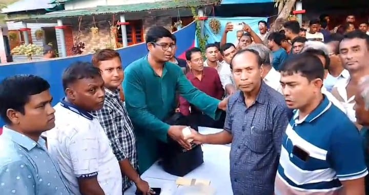 সুন্দরগঞ্জে ১২৯ টি পূজামণ্ডপে আর্থিক অনুদান দিলেন জাতীয় পার্টির মহাসচিব শামীম হায়দার পাটোয়ারী