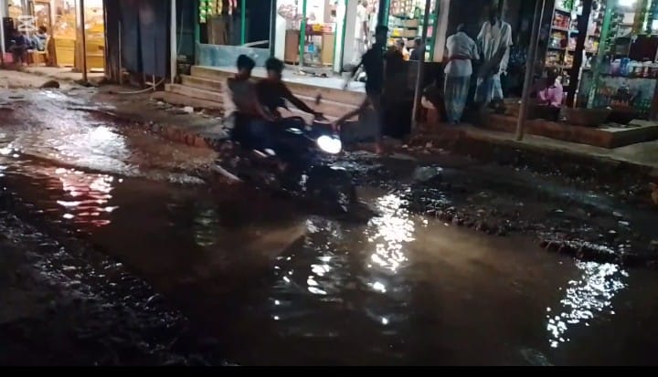 পাগলা থানা মুখী ব্রিজ গাট রাস্তা ভেঙ্গে গর্ত হয়ে গাড়ি চলাচল বন্ধ হয়ে যাচ্ছে।