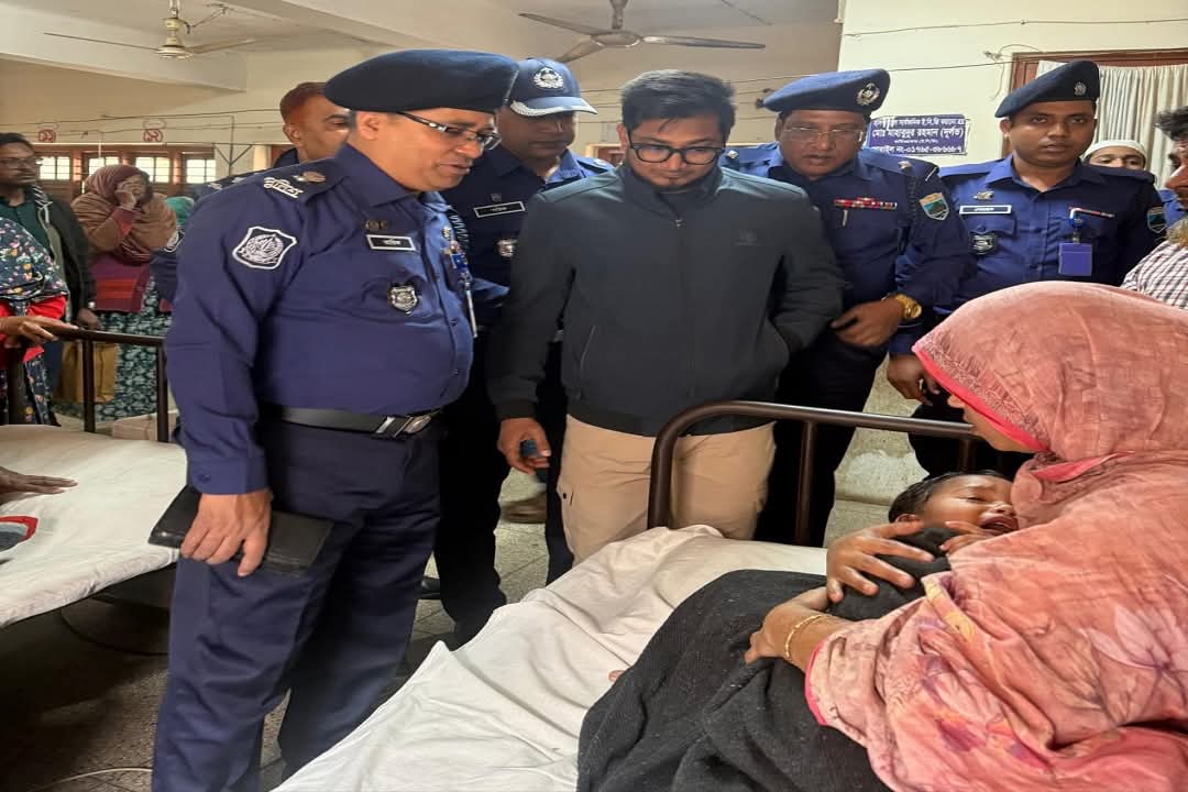 নওগাঁয় শিশুকে নদীতে ফেলে থানায় আত্মসমর্পণ, জীবিত উদ্ধার শিশু।