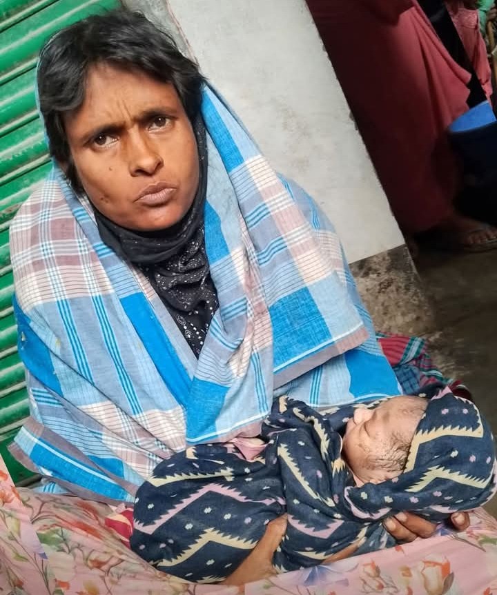 কটিয়াদীর মধ্যপাড়া বাজারে মানসিক ভারসাম্যহীন নারীর সন্তান প্রসব